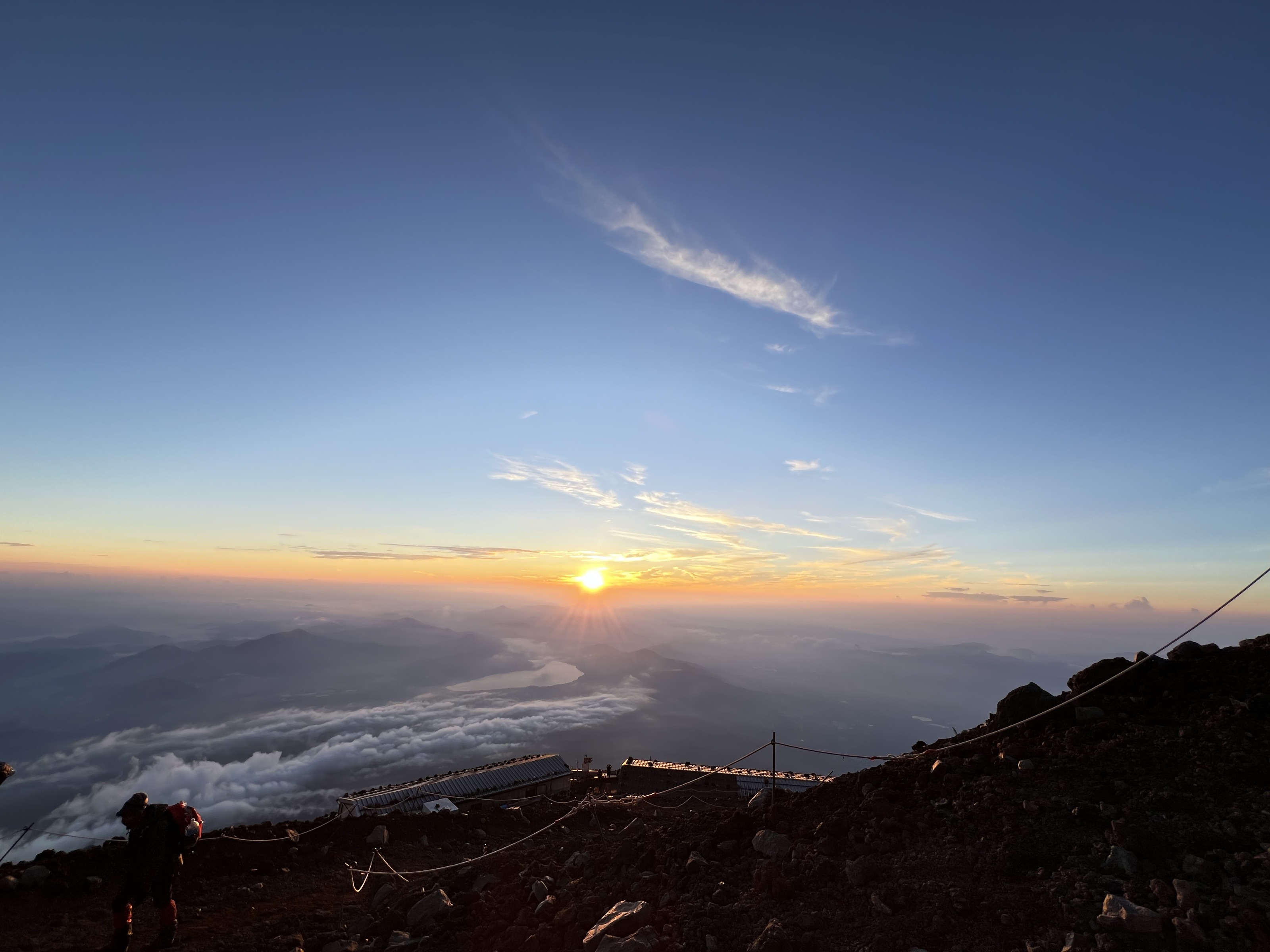 富士山の山頂で迎えた朝